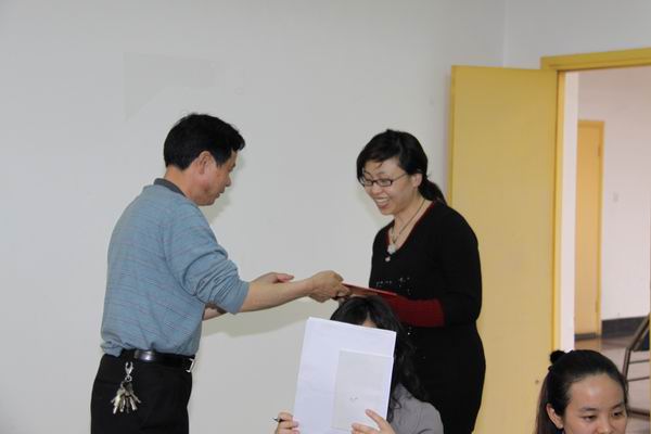工会常务副主席彭合成为“女工特色活动”获奖单位颁奖