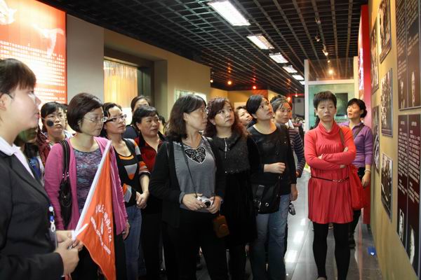 女高职职工在怀化芷江中国人民抗战胜利受降纪念馆参观