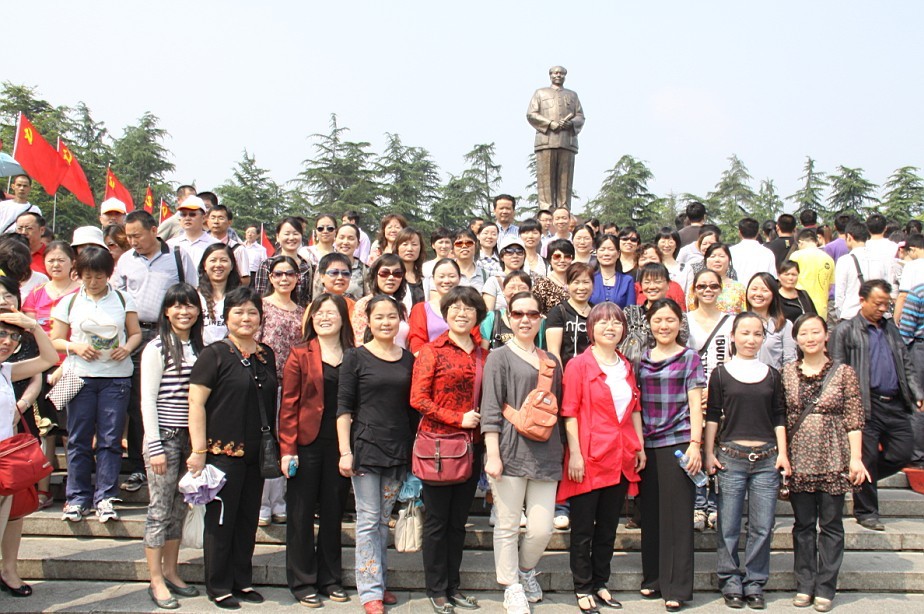 5月27日，我校女教职工“三红之旅”活动在韶山