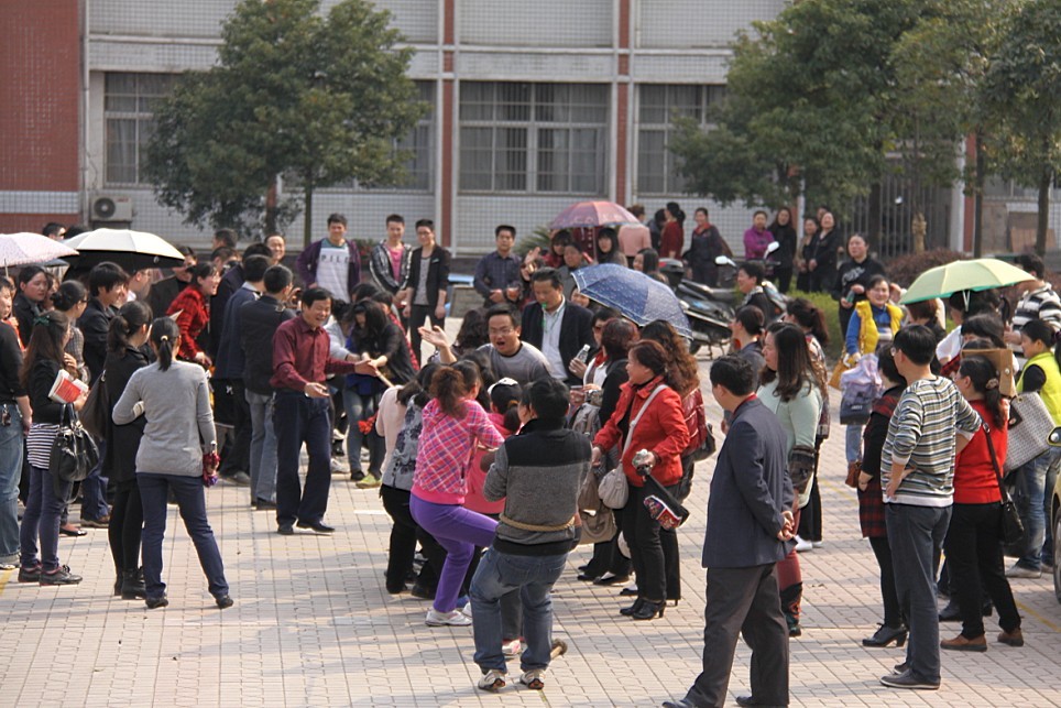 2012年3月27日，我校举行女教职工拔河比赛